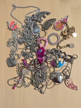 "Best Friends" pendants with chains